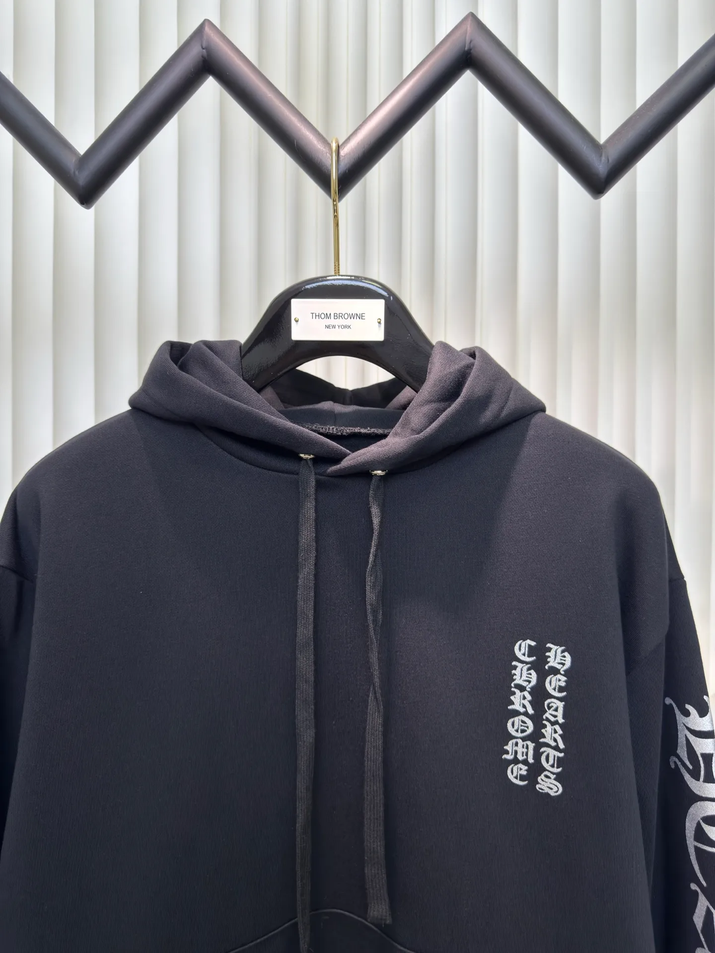 P400 Chrome Hearts 1988 limited edition sweatshirt. The fabric is made of fleece 420g cotton. The printing uses a variety of printing techniques. Thermoset ink printing. Size S M L